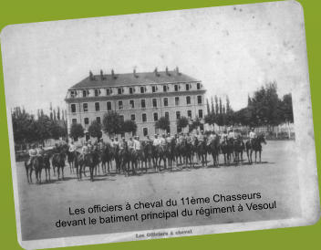 Les officiers à cheval du 11ème Chasseurs devant le batiment principal du régiment à Vesoul