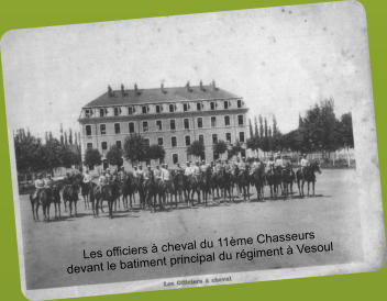 Les officiers  cheval du 11me Chasseurs devant le batiment principal du rgiment  Vesoul